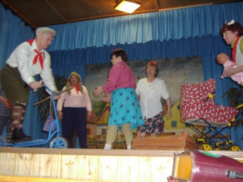 Hraje celá dědina aneb S veselou myslí na nesmysly. - 18.3.2006